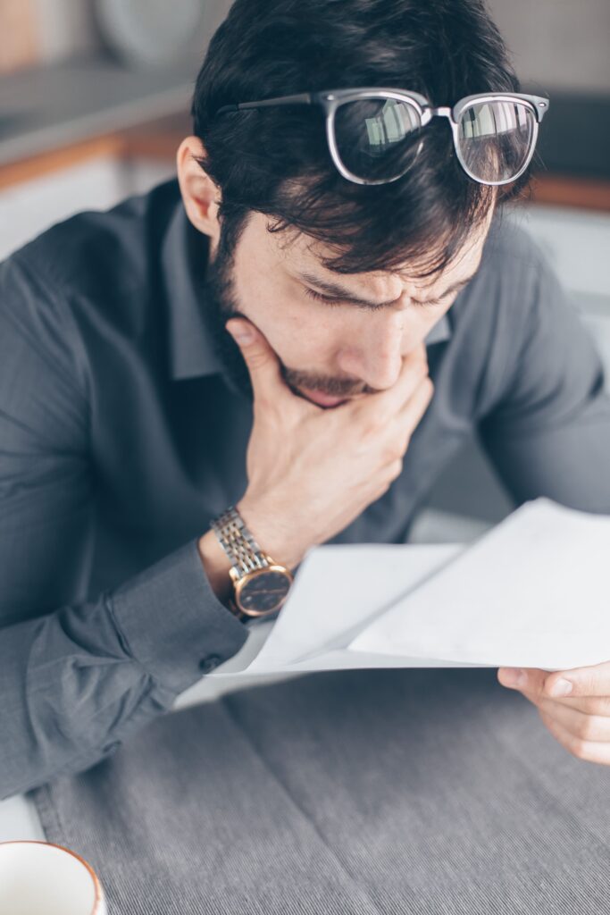 imagem-empresário-MEI-analisando-finanças